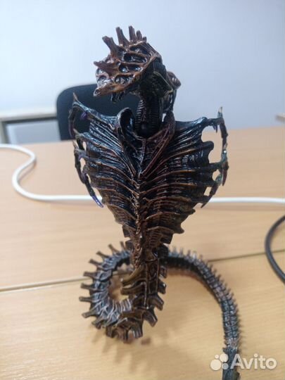 Фигурка чужой змей