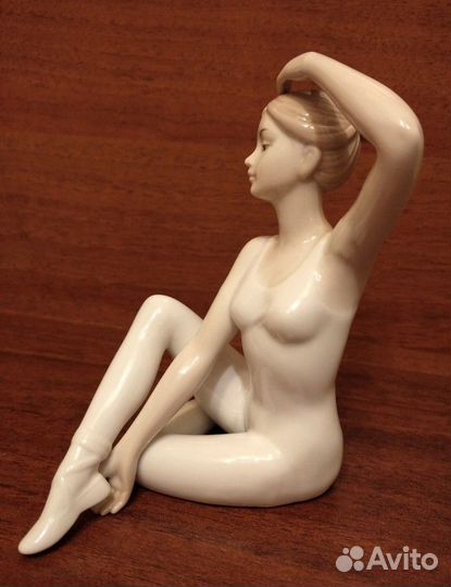 Статуэтка фарфоровая Балерина на разминке