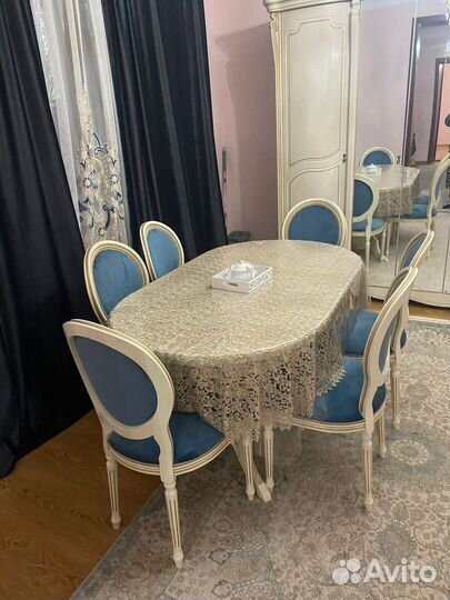 Стол со стульями