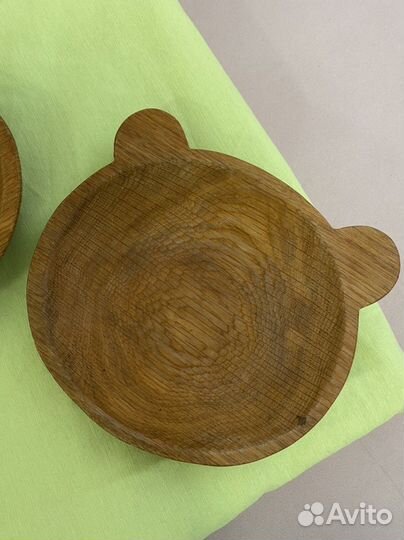 Большая скатерть и деревянные блюда