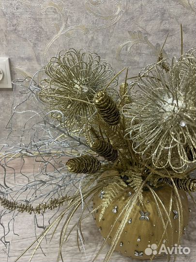 Ваза с шикарными цветами блестящими