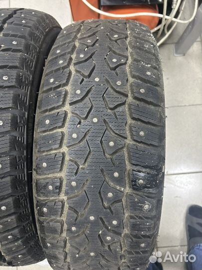 Royal Black Royal Stud II 215/60 R16