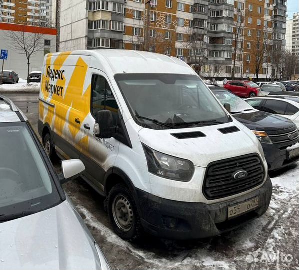 Водитель на авто компании ford transit