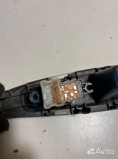 Кнопка стеклоподъемника задняя правая Nissan