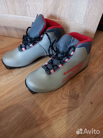 Лыжные ботинки и лыжи