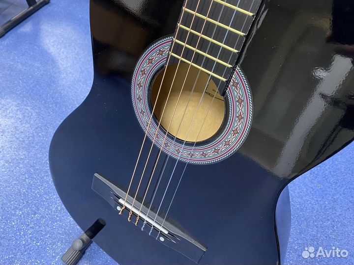 Полноразмерная класссическая гитара (4/4)