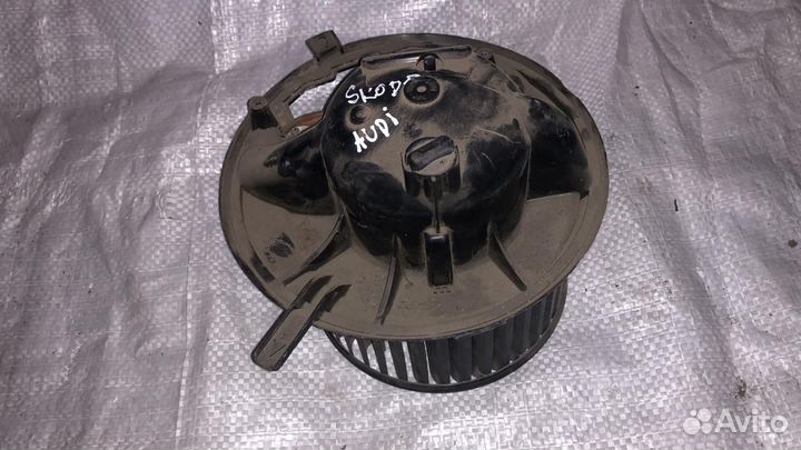 Моторчик отопителя с крыльчаткой VAG