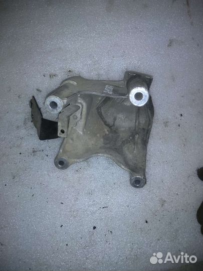 Кронштейн R двигателя VW Touareg 2002-2010г