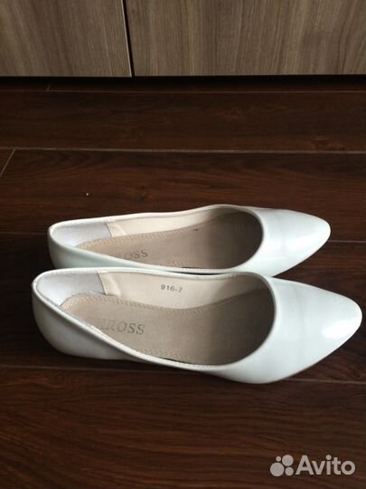 Белые балетки