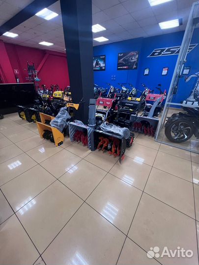 Снегоуборщик бензиновый Champion ST556