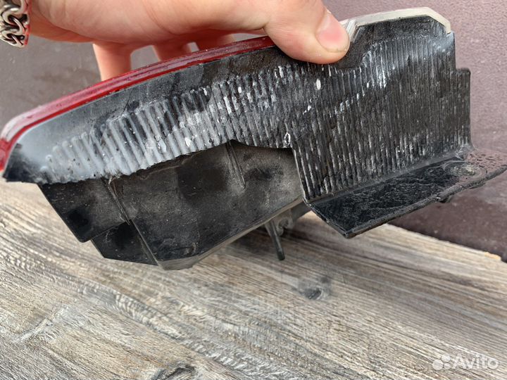 Фонарь задний левый Nissan Stagea 34 рест (дефект)