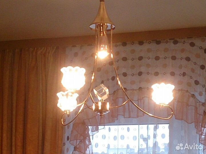 Продам люстру