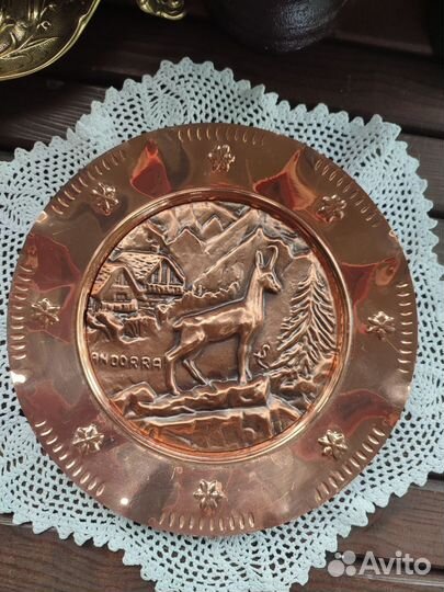 Настенная медная тарелка панно