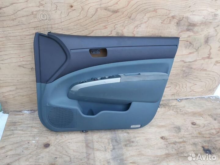 Обшивка двери передней правой Toyota Prius 2