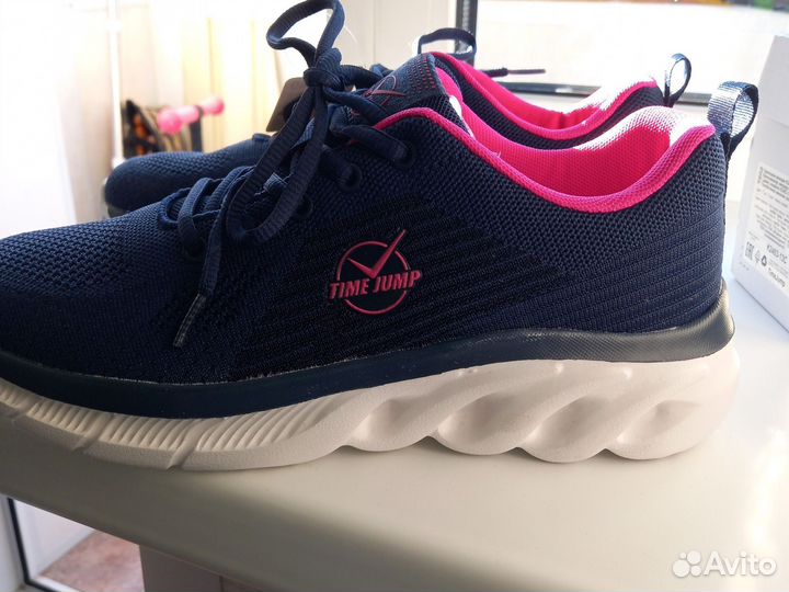 Кроссовки женские новые размер 40