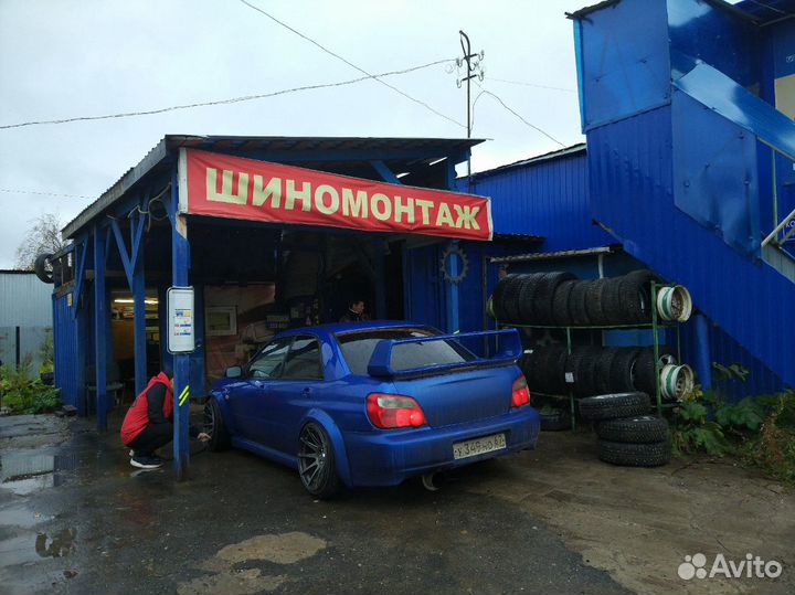 Работник шиномонтажа