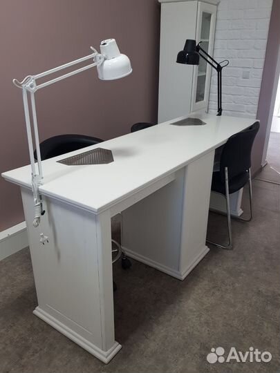 Маникюрный столы с вытяжкой