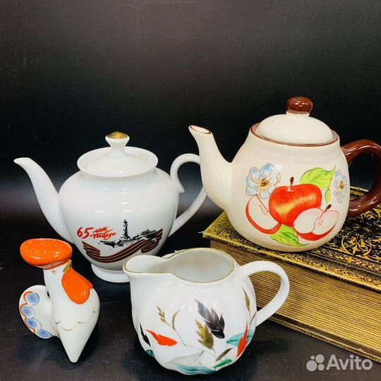 Фарфоровые чайники, молочник, солонка