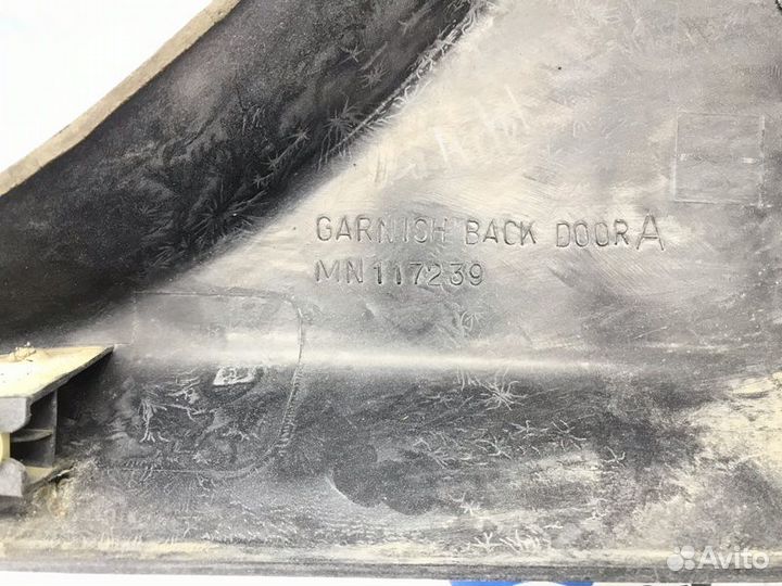 Накладка двери Mitsubishi Pajero V63W