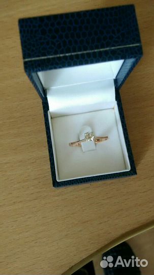 Кольцо с бриллиантом