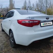 Kia Rio 1.4 AT, 2014, 130 000 км, с пробегом, цена 880 000 руб.