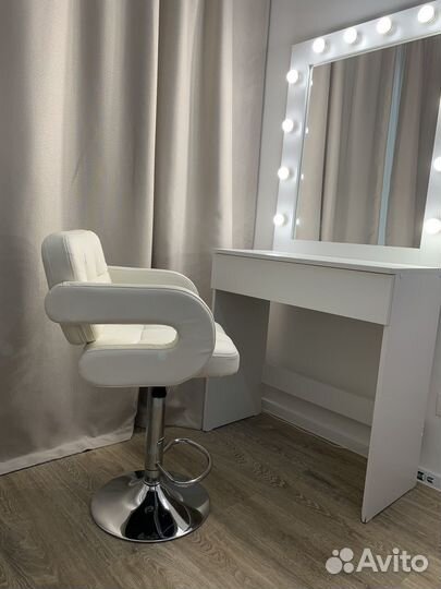 Столик для визажиста с подсветкой и кресло