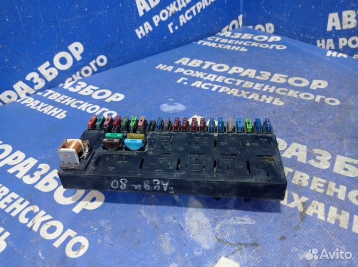 Блок предохранителей Audi 80 седан 1990