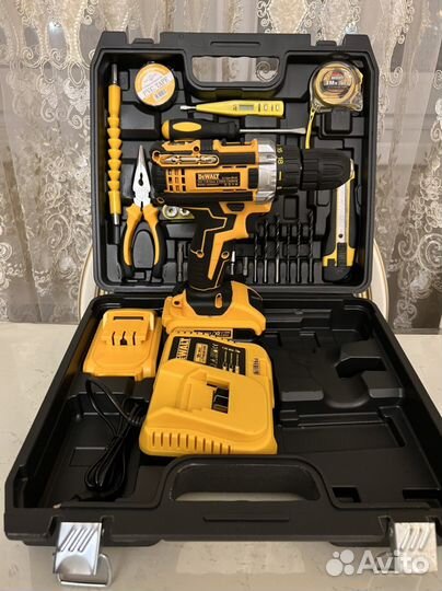 Шуруповерт dewalt с набором инструментов