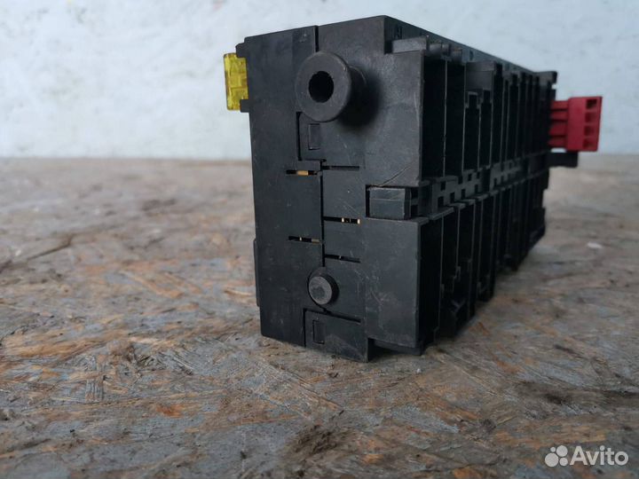 Блок предохранителей Volkswagen Passat B4