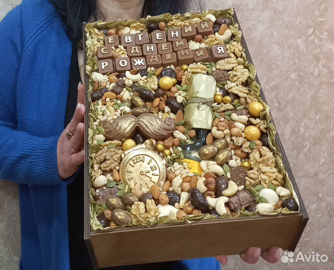 Мужской букет в подарок из колбасы в корзине