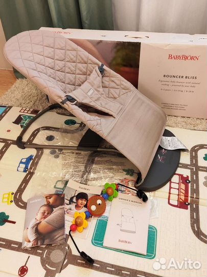Кресло-шезлонг BabyBjorn + игрушка