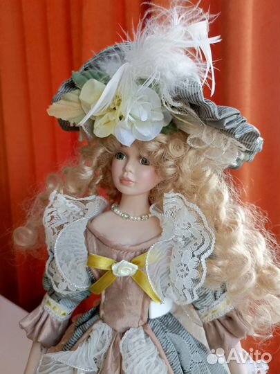 Коллекционная фарфоровая кукла