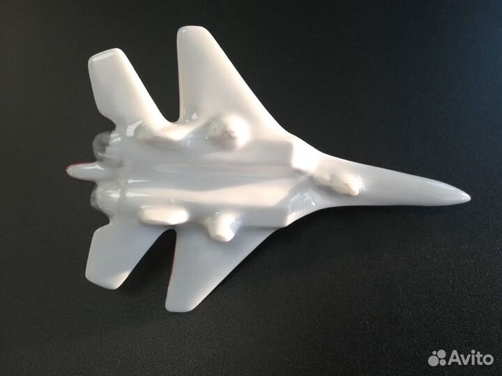 Фарфоровая статуэтка истребителя су -27