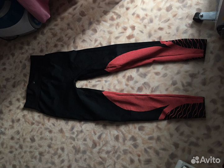 Черные лосины с розовым рисунком