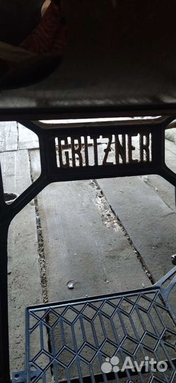 Старинная швейная машинка