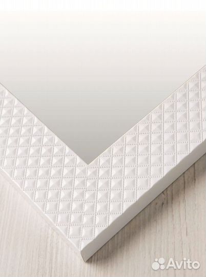 Зеркало настенное в белой раме