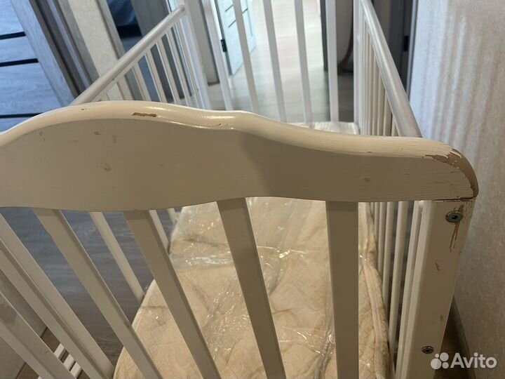 Детская кроватка с маятником и матрасом