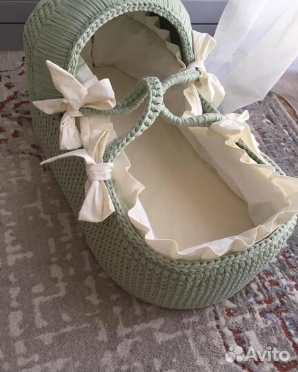 Вязанная корзина на выписку