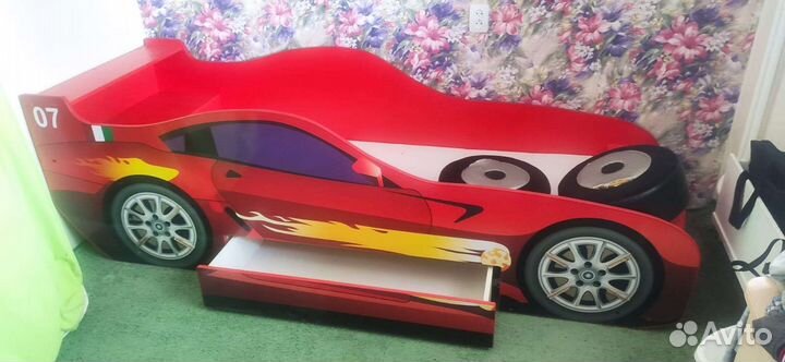 Детская кровать машина