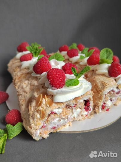 Клубника в шоколаде, меренговый рулет (доставка)