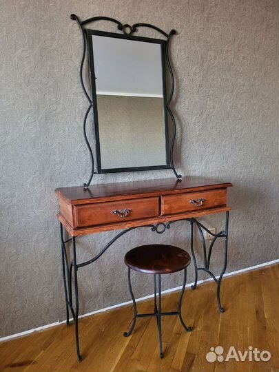 Туалетный столик с зеркалом и стулом