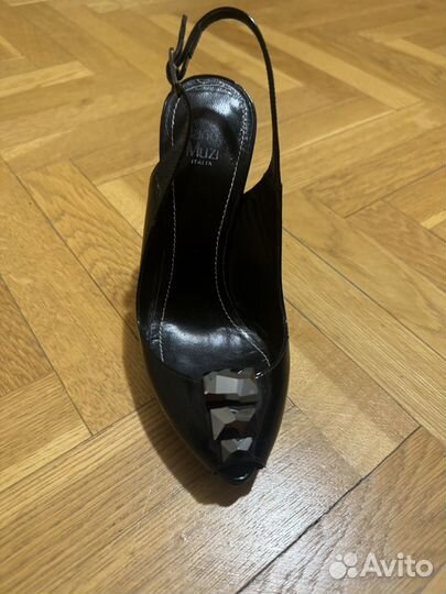 Туфли фирменные лаковые на каблуке