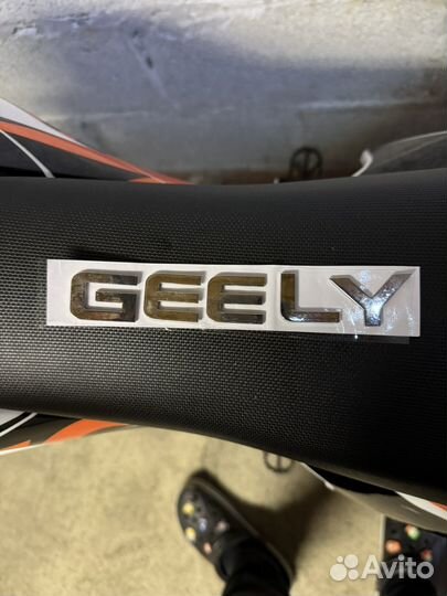 Оригинальный шильдик Geely