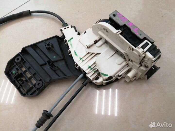 Замок боковой двери передний правый Jeep Cherokee