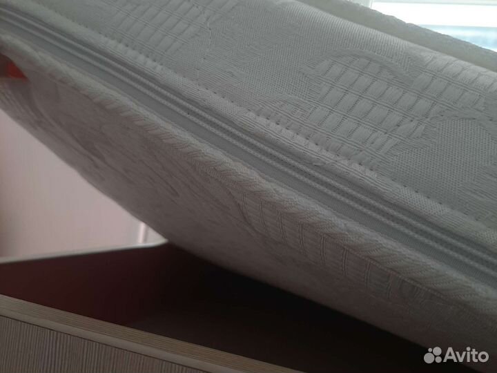 Стол,кровать,шкаф,матрас с чехлом