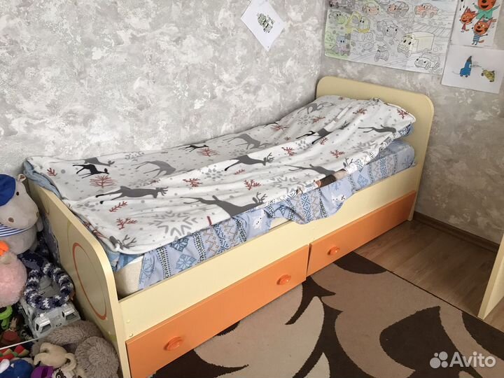 Шкаф угловой, кровать, стол в детскую