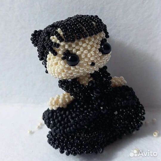 Фигурка Уэнсдей из бисера (амигуруми)