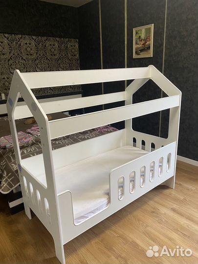 Детская кроватка домик