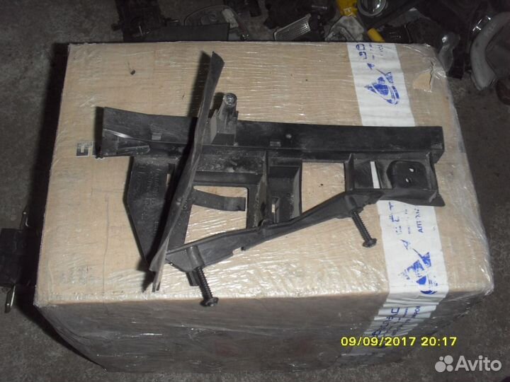 Фиксатор замка двери 1716073 Ford Focus III 2011)