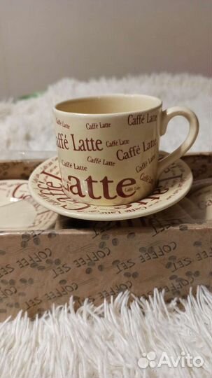 Кофейные чашки с блюдцами